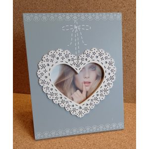 Képkeret szürke, fehér csipke szívvel