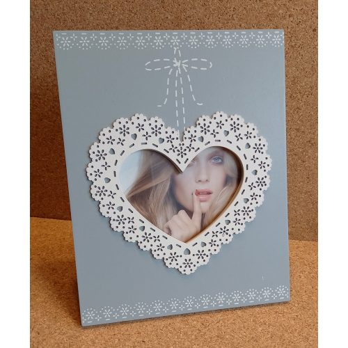 Képkeret szürke, fehér csipke szívvel