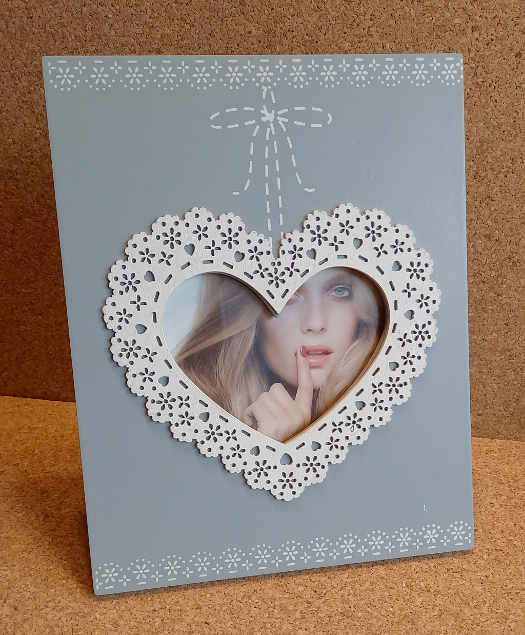 Image of Képkeret szürke, fehér csipke szívvel