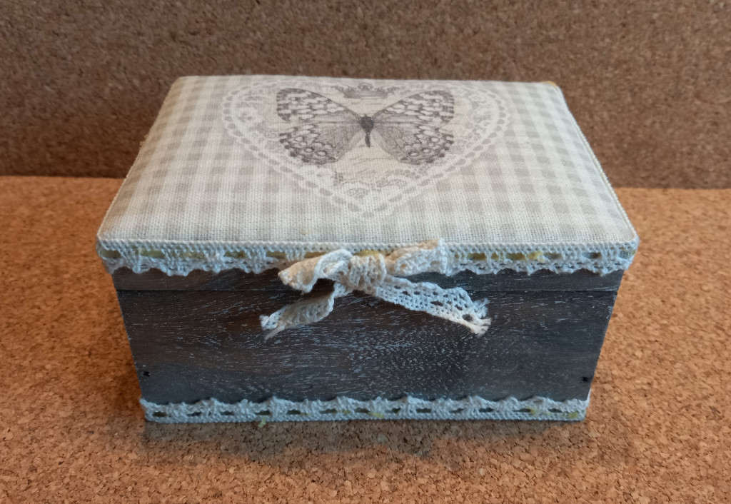 Image of Fa ládika pillangós, párnázott